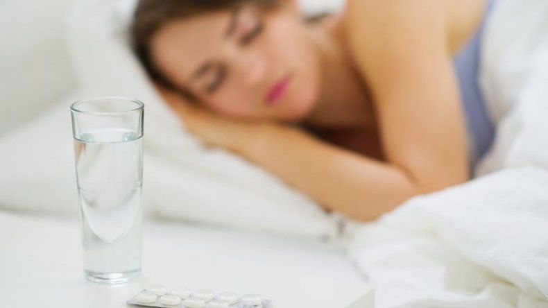 ¿Tomar el agua que amaneció al lado de tu cama es peligroso?