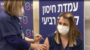 Un grupo de trabajadores sanitarios recibe cuarta dosis de vacuna en Israel