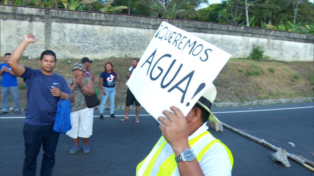 Residentes de Santa Cruz se suman a las protestas por falta de agua