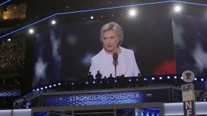 Clinton ofrece crecimiento y cuestiona a Trump