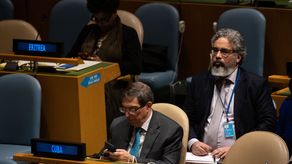 Bruno Eduardo Rodríguez Parrilla, Ministro de Relaciones Exteriores de Cuba, escucha durante una reunión de la Asamblea General de las Naciones Unidas sobre el embargo comercial y financiero impuesto por los Estados Unidos contra Cuba, en la sede de las Naciones Unidas en la ciudad de Nueva York.
