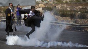 Abogado palestino habla de foto pateando lata de gas