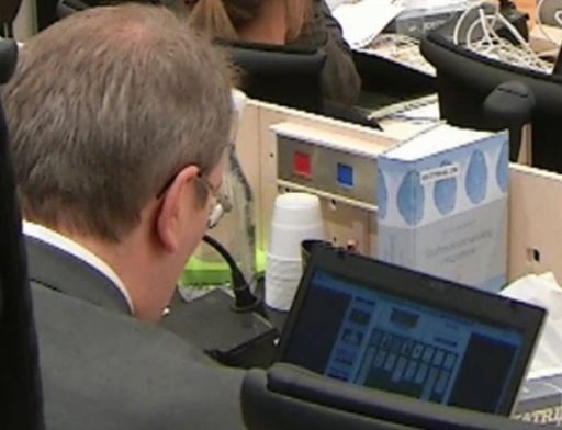 Un juez del juicio de Breivik sorprendido jugando al solitario