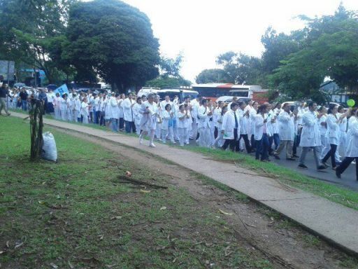 Gremios médicos se toman la Transísmica en rechazo a Ley 69