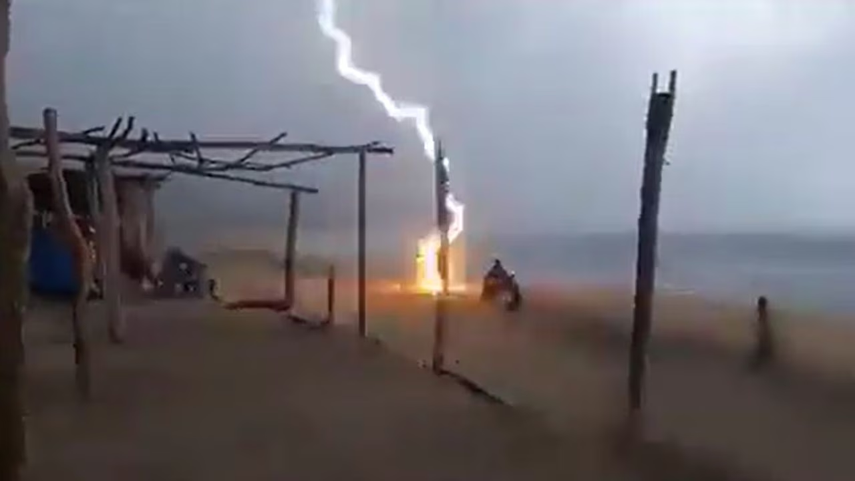 Rayo impacta a dos personas en México y pierden la vida