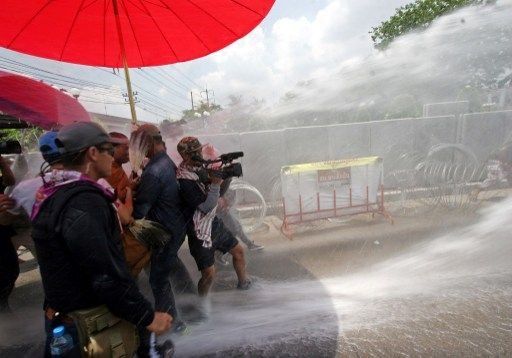 Cañones de agua, botes de humo y heridos en las protestas de Bangkok