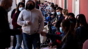 En Chile 12.199.649 de personas han sido inoculadas con al menos una dosis contra la covid-19, de los 15 millones de ciudadanos que son susceptibles de ser vacunados.&nbsp;