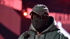 Kanye West cambia todos sus dientes por una dentadura de titanio