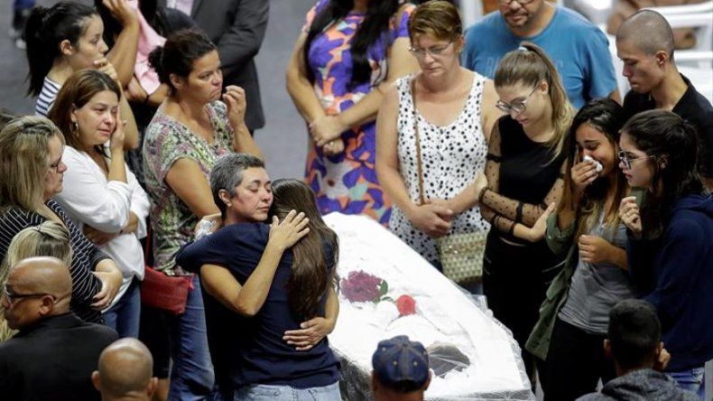 Ciudad brasileña vela a las víctimas de la masacre en escuela