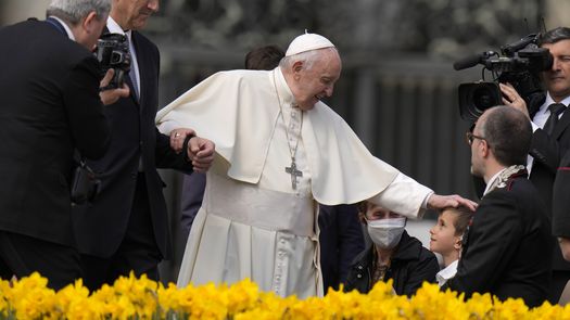 El papa lleva tiempo sometiéndose de forma habitual a sesiones de fisioterapia.