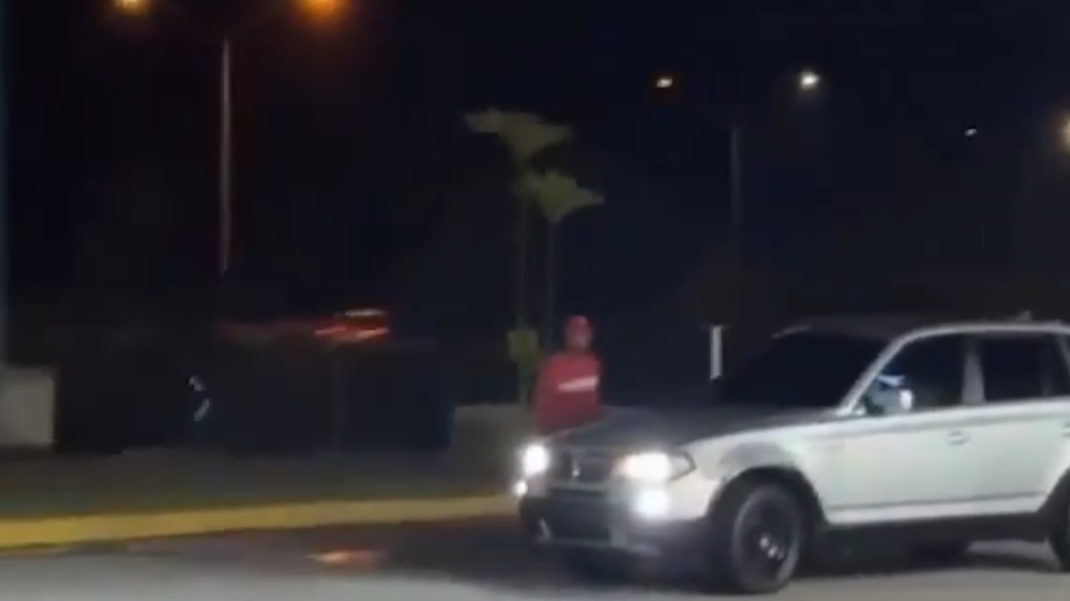 Conductor escapó sin pagar $10 de gasolina Conductor escapó sin pagar $10 de gasolina