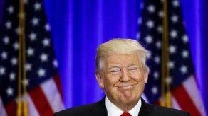 Trump usó dinero de caridad para comprar artículos de Tebow