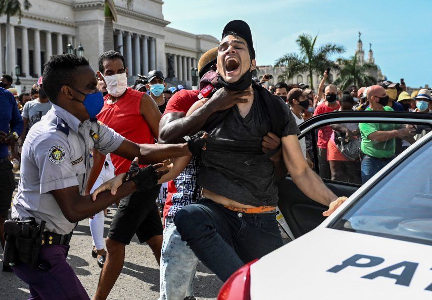 El 11 y 12 de julio miles de personas salieron a las calles en Cuba reclamando tener hambre y pidiendo el fin de la dictadura