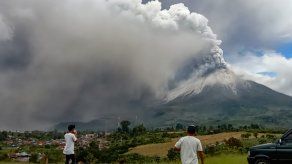 Volcán Sinabung de Indonesia.
