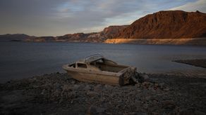 Las aguas del lago han caído más de 52 metros (170 pies) desde la última vez que el embalse estaba lleno, en 1983.