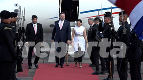 El presidente de Costa Rica, Rodrigo Chávez a su llegada a Panamá. Fue recibido por la ministra de relaciones exteriores.