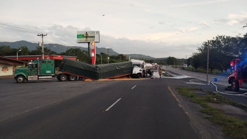 El choque y el derramamiento de combustible y granos es atendido por los estamentos de seguridad en la carretera Panamericana.