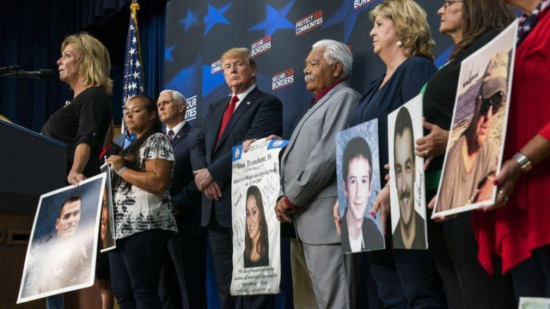 Trump consuela a padres separados de sus hijos asesinados por inmigrantes
