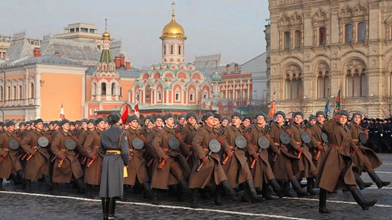 Miles de soldados rusos recrean desfile militar de 1941