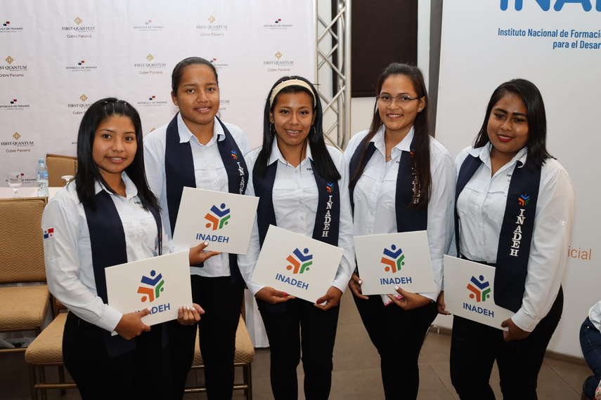Mujeres mostrando su certificado de culminación de Curso 
