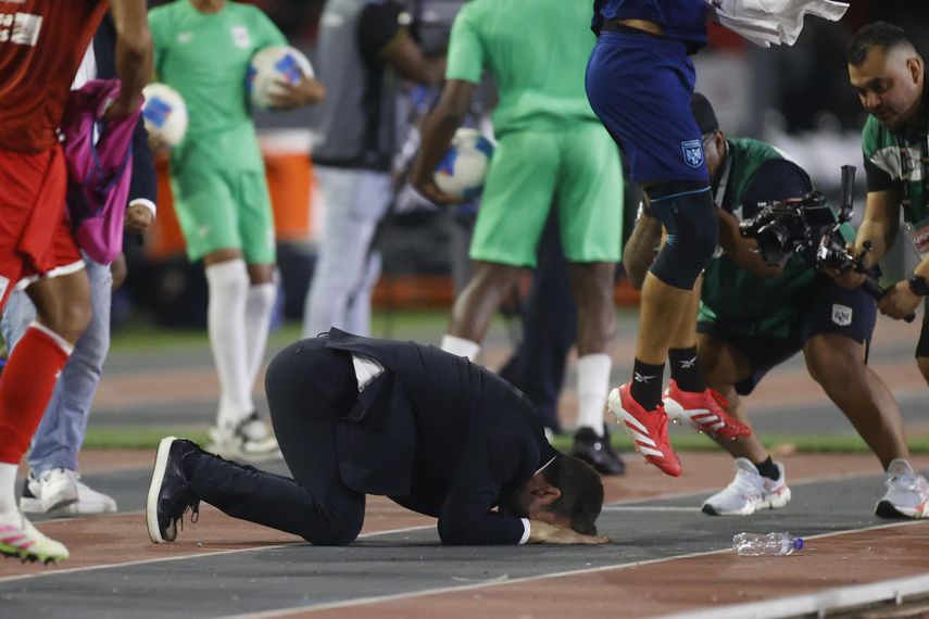 Director técnico de la Selección de Panamá tras la clasificación al Mundial 2026. Director técnico de la Selección de Panamá tras la clasificación al Mundial 2026.