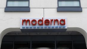 Moderna resaltó un pequeño estudio publicado en la revista New England Journal of Medicine el miércoles, el cual mostraba que los anticuerpos capaces de atacar a ómicron persistían durante seis meses después de una dosis de refuerzo.