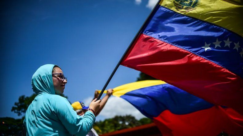 La oposición venezolana inscribe candidatos para elecciones regionales