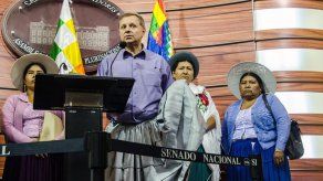 Presidente Senado boliviano se viste de cholita para desagraviar a mujeres