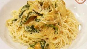 Espagueti en salsa de espinaca y pollo