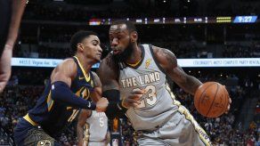 LeBron James anota 39 y Cavaliers vencen a Nuggets 113-108