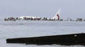 Micronesia: Avión de pasajeros aterriza en laguna