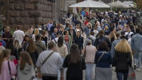 En Járkiv, la segunda ciudad más grande de Ucrania, los bombardeos rusos incendiaron el sábado por la noche un gran complejo de restaurantes de madera, según el servicio de emergencia de la región.