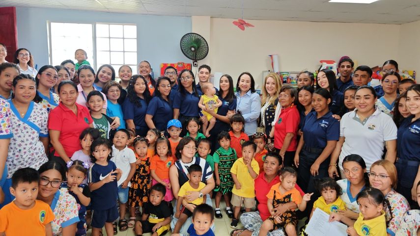 La presidenta del Club Rotario aplaudió la práctica que realizan los estudiantes de la UDELAS en el CAIPI La presidenta del Club Rotario aplaudió la práctica que realizan los estudiantes de la UDELAS en el CAIPI