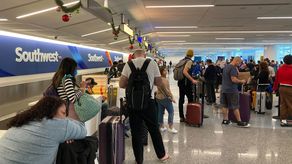 El CEO de Southwest Airlines, Bob Jordan dijo al Wall Street Journal en una entrevista que la aerolínea operará poco más de un tercio de sus vuelos originales a fin de hacer que las tripulaciones regresen a donde necesiten estar.