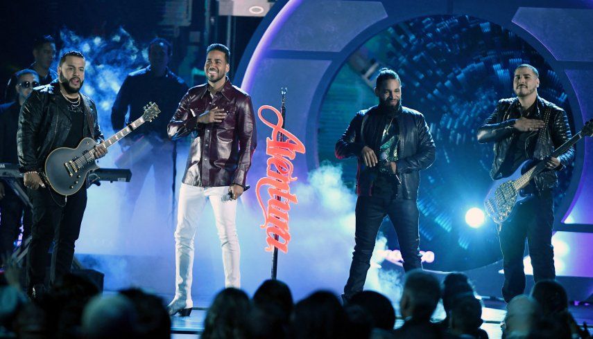 Romeo Santos recibe una increíble sorpresa durante su show con Aventura en España