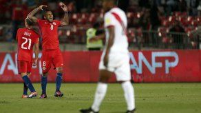 Vidal salva a Chile ante Perú y mantiene esperanza a Rusia 2018