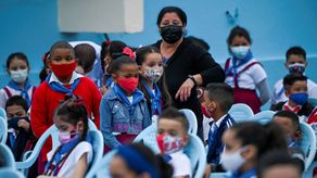 Varios estudiantes recitaron poemas, cantaron para darle la bienvenida a sus compañeros de estudio y declararon estar alegres por regresar a las aulas.