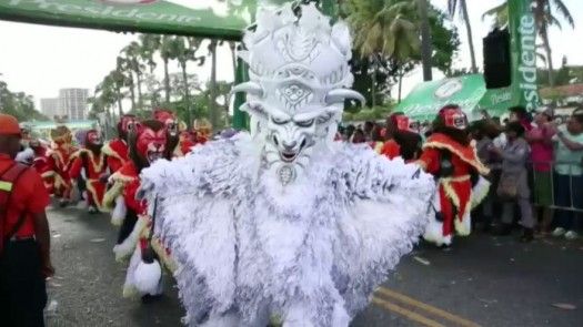 Derroche de color, creatividad y música en el cierre carnaval dominicano