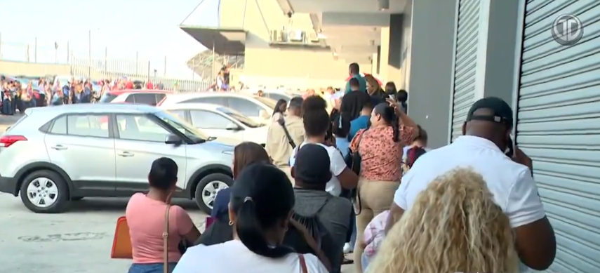 Sede del IFARHU en Tocumen. Padres de familia buscan entregar documentos del Concurso General de Becas