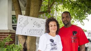 Los fiscales federales alegan que el 14 de junio de 2020, Pilon usó insultos raciales en sus llamadas a nueve cafeterías de la cadena Starbucks en Michigan sobre trabajadores que podrían estar usando camisetas de Black Lives Matter.