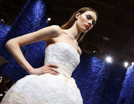 Raf Simons toma control de Dior con colección clásica y femenina