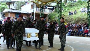 Guerrilleros paralizan pueblo de Colombia por funeral de un jefe rebelde