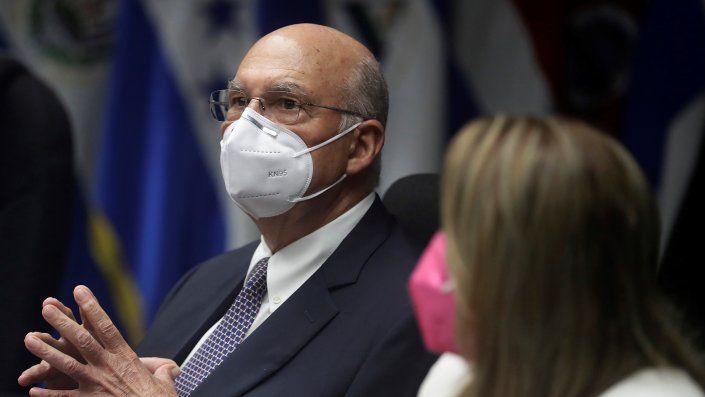 El expresidente de El Salvador, Alfredo Cristiani (i), asiste ante una comisión especial de la Asamblea Legislativa que investiga posibles casos de corrupción de expresidentes. El expresidente de El Salvador, Alfredo Cristiani (i), asiste ante una comisión especial de la Asamblea Legislativa que investiga posibles casos de corrupción de expresidentes.