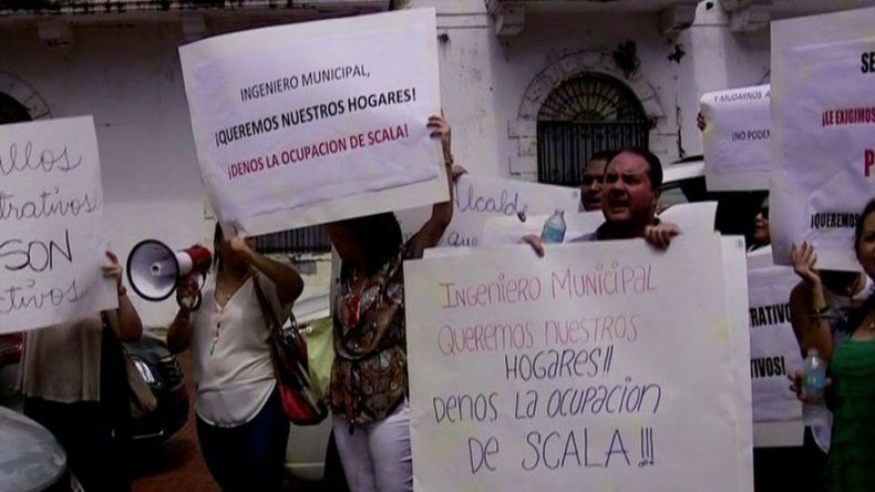 Grupos en rechazo y a favor de proyecto PH Scala protestan en el Palacio Municipal
