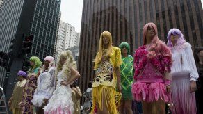 Muñecas mangas con vida invaden el corazón financiero de Brasil