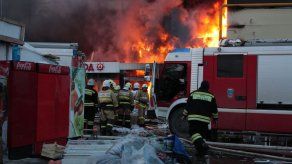 Se temen 30 muertos en fuego en centro comercial ruso