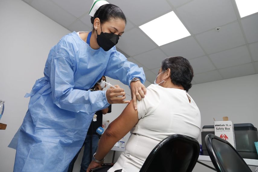 Las autoridades sanitarias esperan para el 2023 los nuevos refuerzos de la vacuna contra COVID-19.