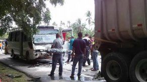 Bus y volquete colisionan cerca de Las Uvas de San Carlos