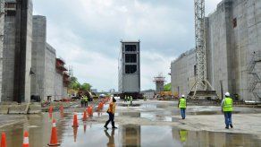 Cientos de trabajadores de la ampliación del Canal de Panamá en huelga