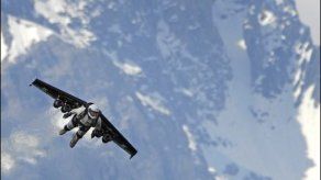 Hombre realiza primer vuelo con nueva ala de carbono